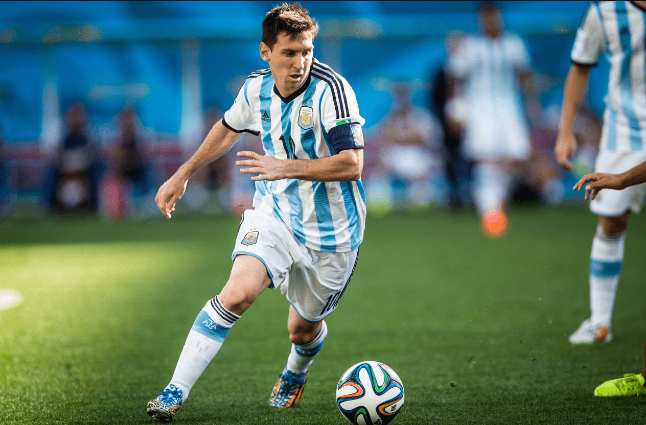 希尔德将他的圣诞礼物“偷偷地”摆到队友的柜子里（希尔德悄悄把圣诞礼物放进队友的柜子里）